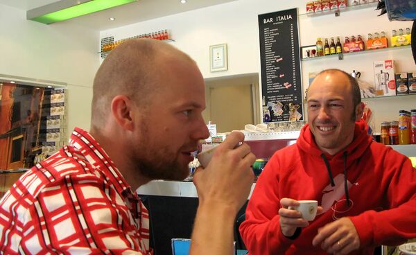 Reseguidens chefredaktör Rikard njuter sin dubbla macchiato på Bar Italia.
