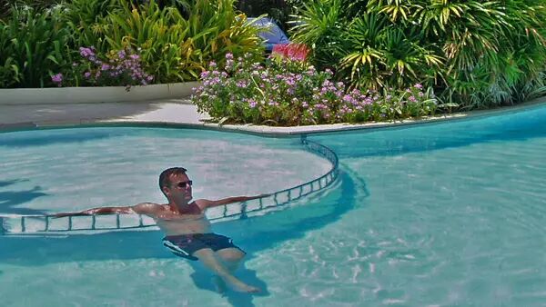 Jens njuter av lata dagar i poolen på Koh Phi Phi.