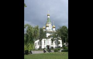 Kyrka med guldkupoler i Sofia