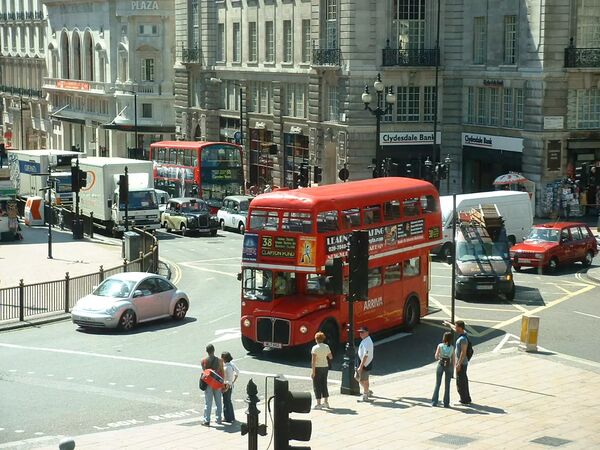 Dubbeldäckare vid Piccadilly Circus, London - City of London - Storbritannien