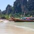 Fantastiska stranden Railay West ligger tio minuter med longtailbåt från Ao Nang.