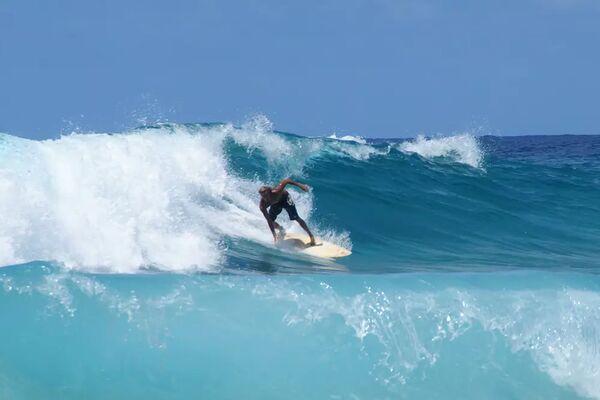 Pablo riding a wave - Byron Bay - Australien