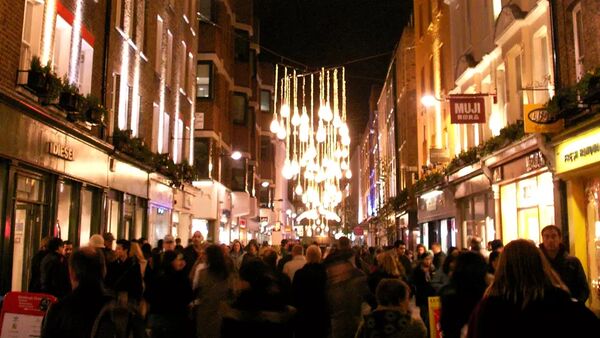 Besök ett vinterpyntat Carnaby Street i London.