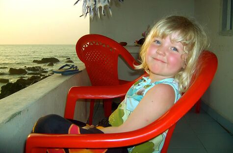 Agnes 4, slappar på balkongen i Goa.