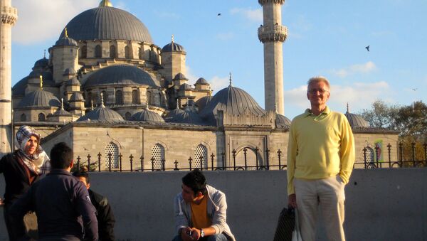 Sune framför Süleymaniye-moskén.