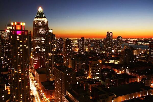 Sunset on Manhattan - Från en balkong på 56:e gatan och 8:e avenyn. - USA