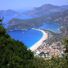Stranden i badorten Ölüdeniz ligger på en liten landtunga.