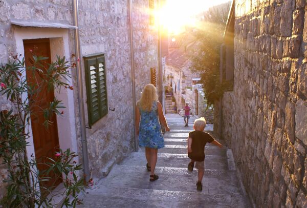Kvällspromenad i gränd, Hvar stad -  - Kroatien