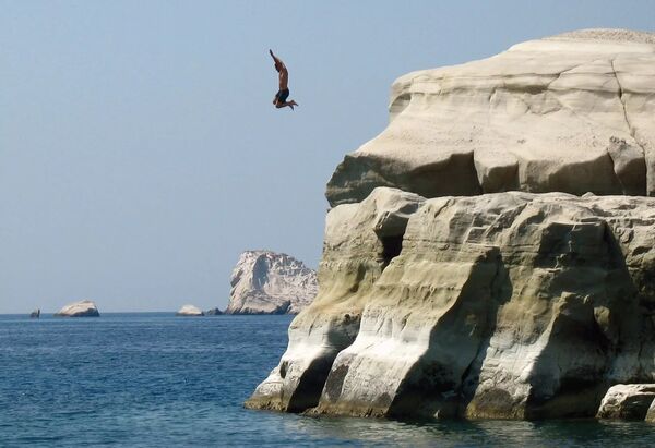 Galen grek som hoppar vid Sarakiniko, Milos - Milos - Grekland