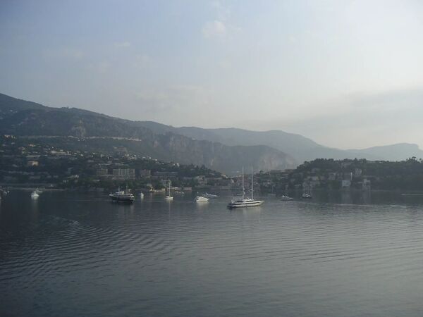 Vy in mot staden Villefranche - Villefranche Frankrike - Frankrike