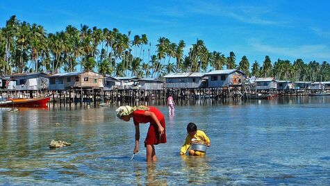 Hus på pålar i Mabul på Borneo.