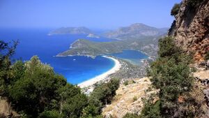 Öludeniz fina strand lockar badsugna från hela Europa.