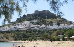 Lindos med akropolisklippan