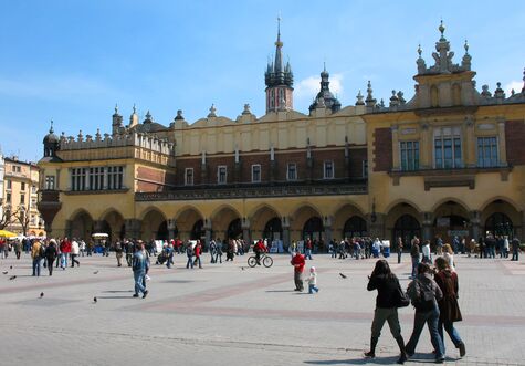 På Europas största medeltida torg finns vackra Sukiennice Museum.