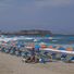 Stranden i Rethymnon med staden och fästningen i bakgrunden.