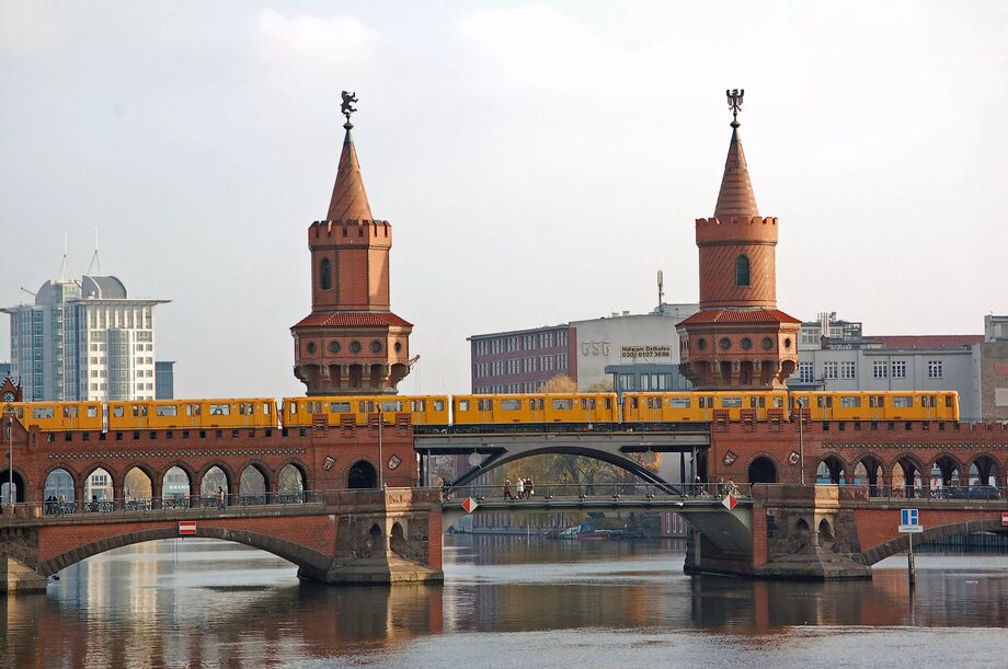 UBahn på Oberbaumbrücke Berlin, Tyskland Karinlorvik Reseguiden UBahn på Oberbaumbrücke Berlin, Tyskland Karinlorvik Reseguiden