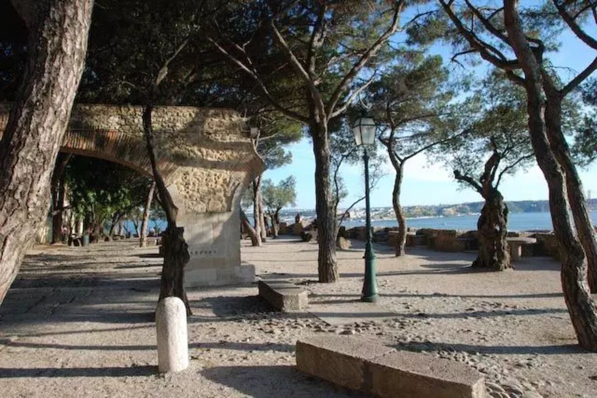 Borggården Castelo São Jorge