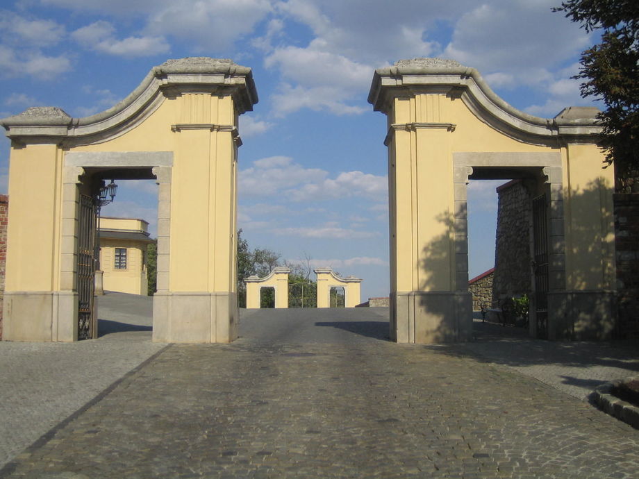 Ingången till borgen - Bratislava, Slovakien - Raiander ...