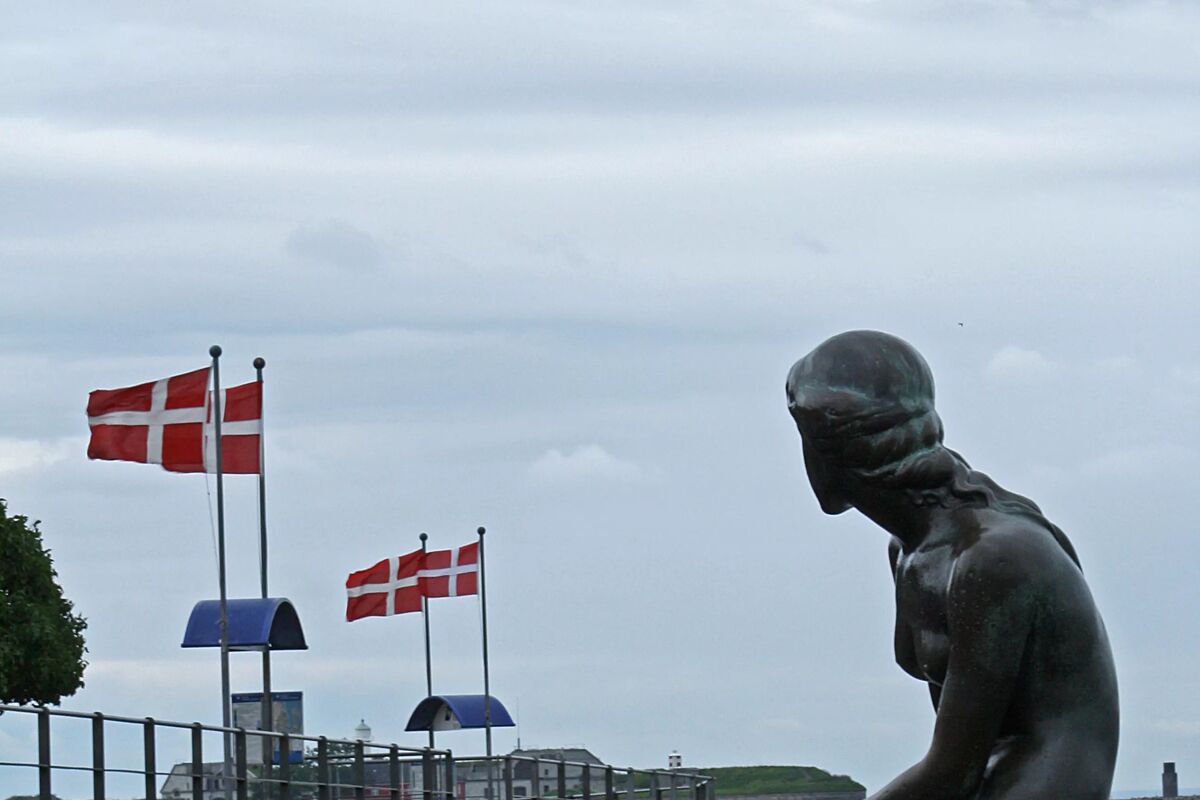 Den lille havefruen med den danska flaggan i sikt