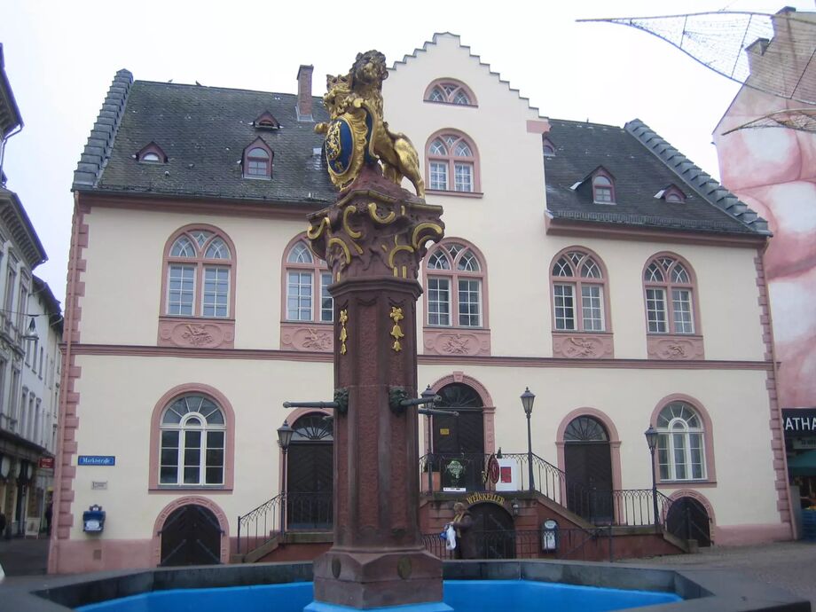 Altes Rathaus Wiesbaden, Tyskland Raiander Reseguiden