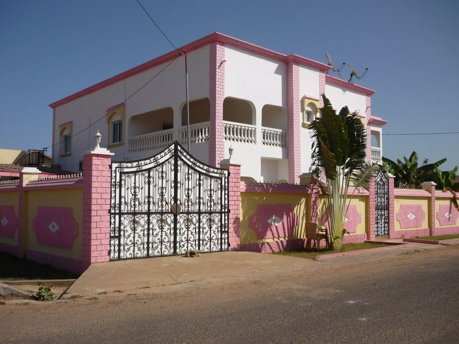 Brusubi, Hus Gambia Jiboro Reseguiden