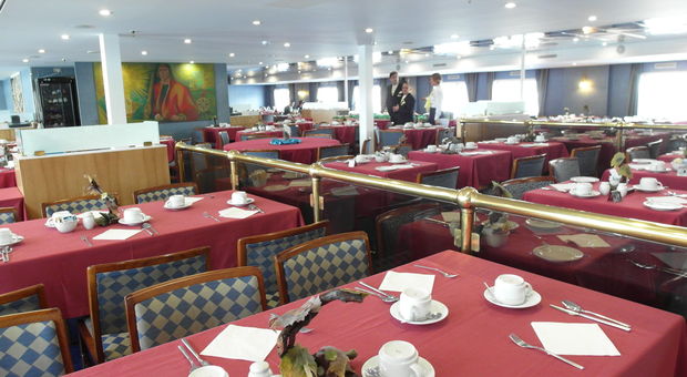 Lisboa är fartygets största restaurang och här är det uppdukat för afternoon tea.