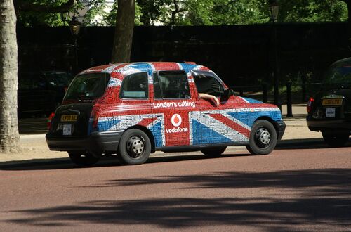 Taxibil målad i brittiska flaggans färger.