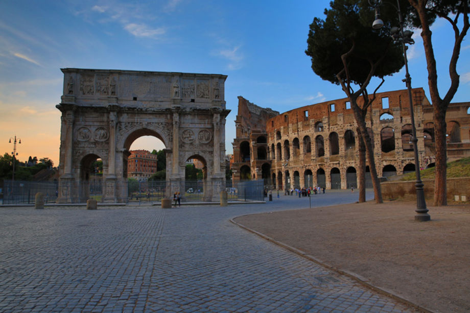 Konstantinbågen och Colosseum - Rom, Italien - Pehag ...