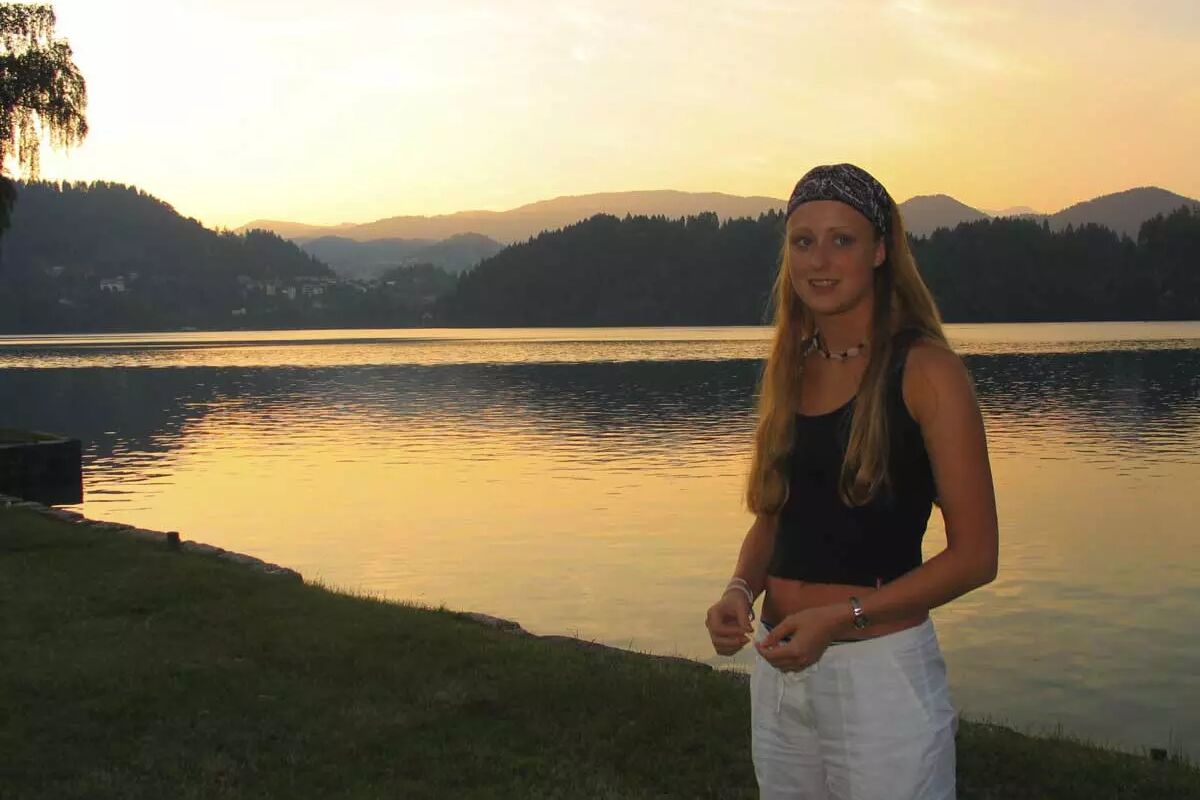 Emelie vid sjön i Bled