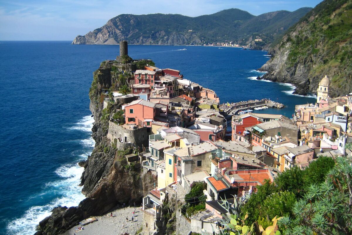 Vy över stad o hav i Vernazza