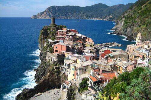 Vy över stad o hav i Vernazza