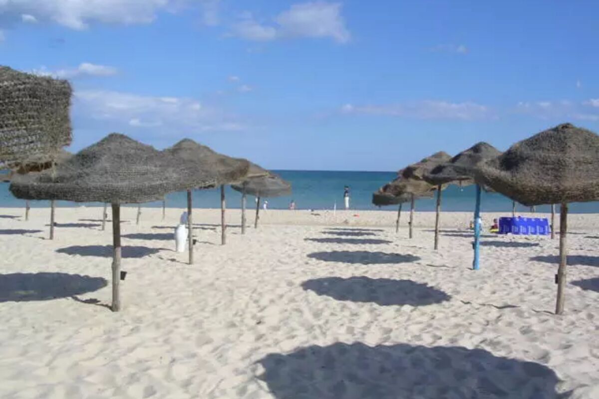 Stranden vid hotellet i Hamamet