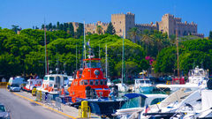 Rhodos stad med sin hamn och sina historiska byggnader.