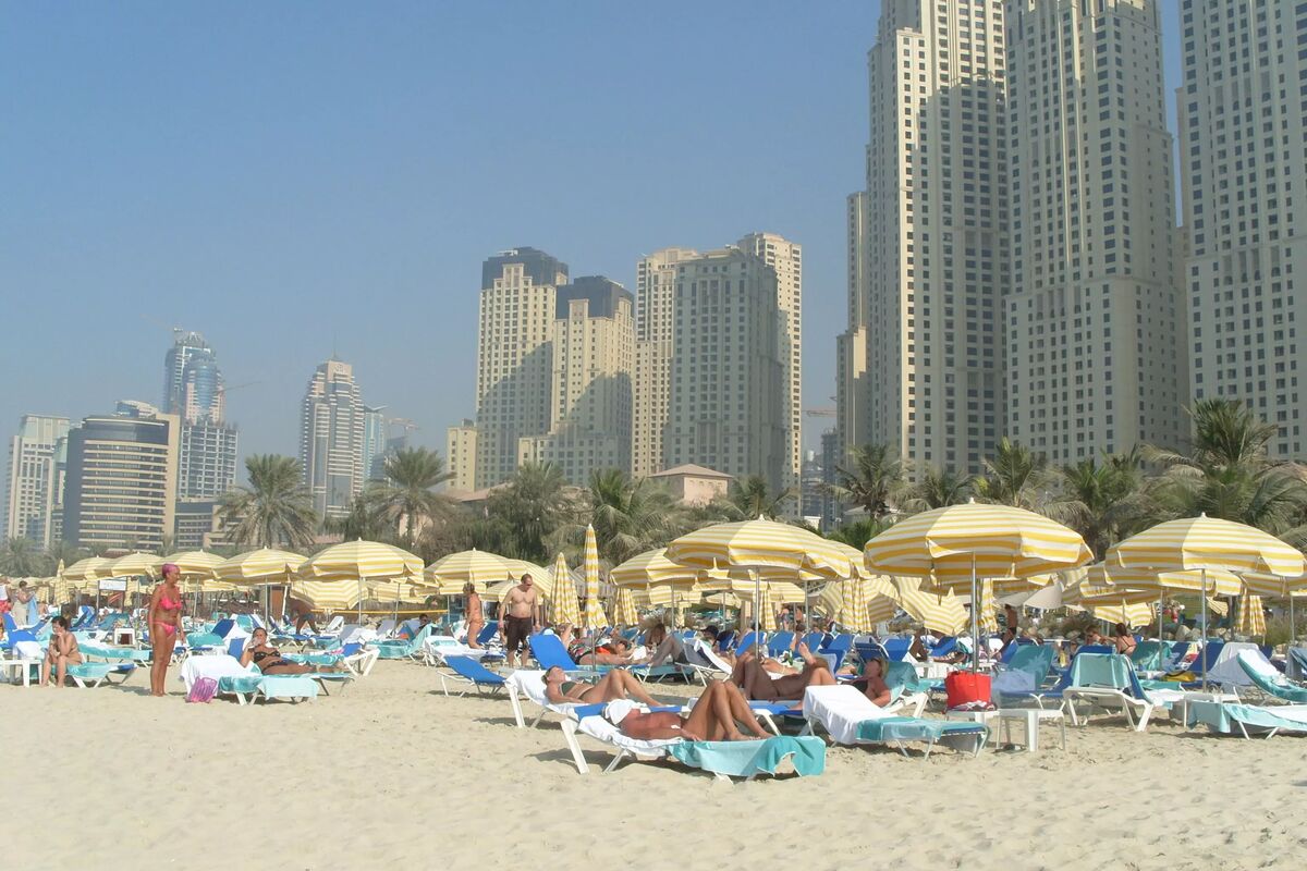på stranden i Dubai