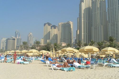 på stranden i Dubai