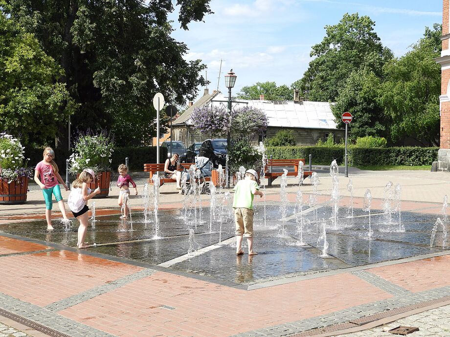 Svalka på Rožu laukums. - Cēsis, Cēsis kommun, Lettland - Kattax ...