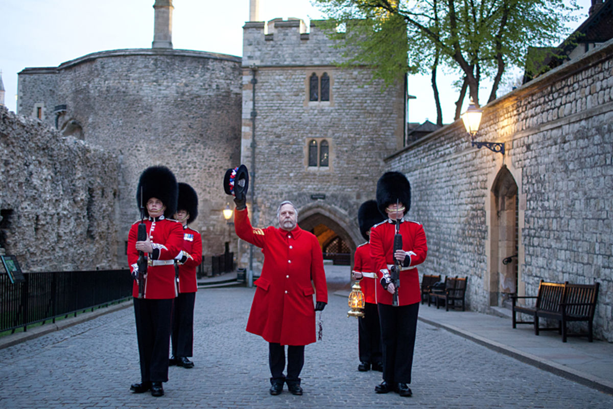 The tower of london has. Тауэр в Лондоне церемония ключами. Лондонский Тауэр ключи королевы. Церемония ключей в Тауэре в Великобритании. Церемония ключей (Ceremony of the Keys) в Тауэре.