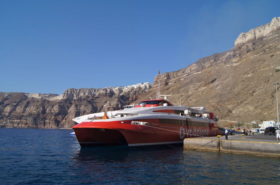 Båten vi åkte med till Folegandros - Santorini, Grekland - Yessie ...