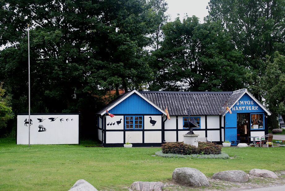 Bostaden ligger ca sex minuters gngvg (642 meter) frn vattnet. Nrmsta grnomrde ligger mindre n en minuts gngvg (35 meter) frn adressen. Kristina Gjorgjievska, Granats Vg 43, Smygehamn | patient-survey.net