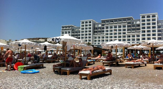 Hotellet ligger precis vid stranden i Faliraki.