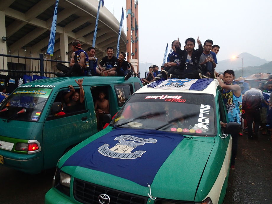 Persib Bandung Fans / Sepak Bola Indonesia Berduka, Fans Persija Tewas