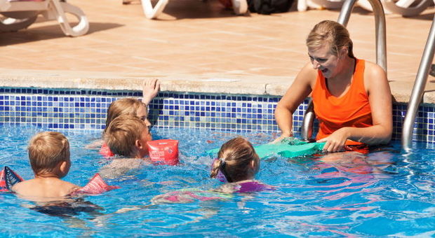 I vinter kan barnen lära sig simma på utvalda familjehotell.