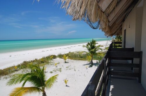 Holbox strand från balkongen.