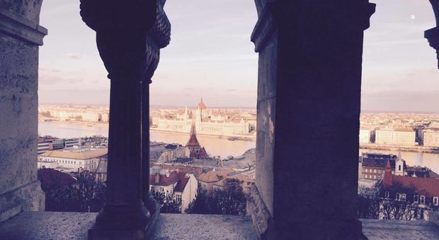 Utsikt över parlamentet från andra sidan Donaufloden.