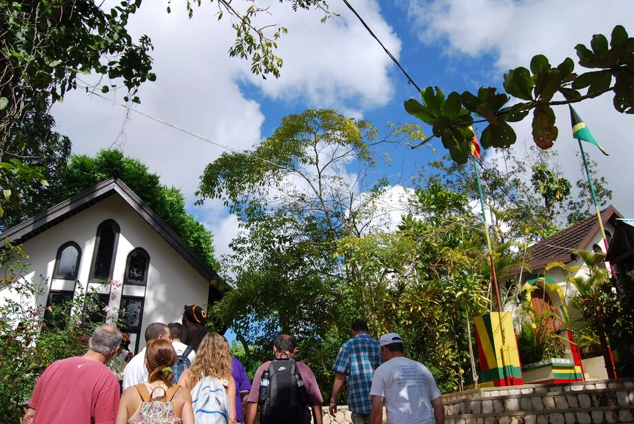 Actually in Nine Mile village Karibien Mictec Reseguiden