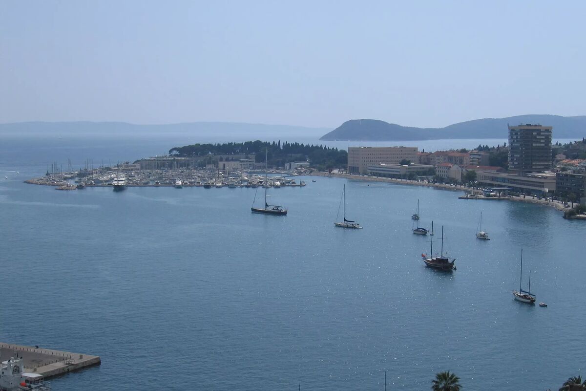 Split bay