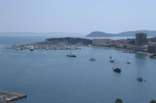 Split bay
