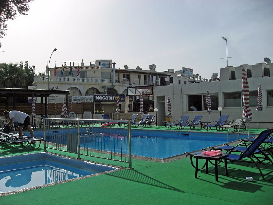 Poolen på Daphne Apartment Hotel Pafos, Cypern Gbenskar Reseguiden