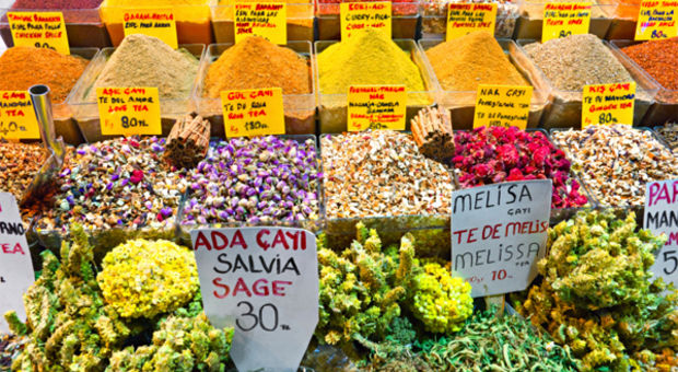 Basar i Istanbul med mängder med kryddor