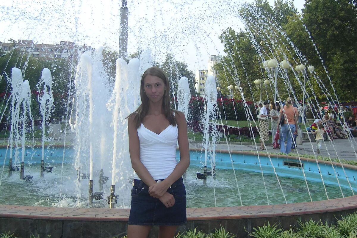 Jag framför en fontän i Burgas i Bulgarien